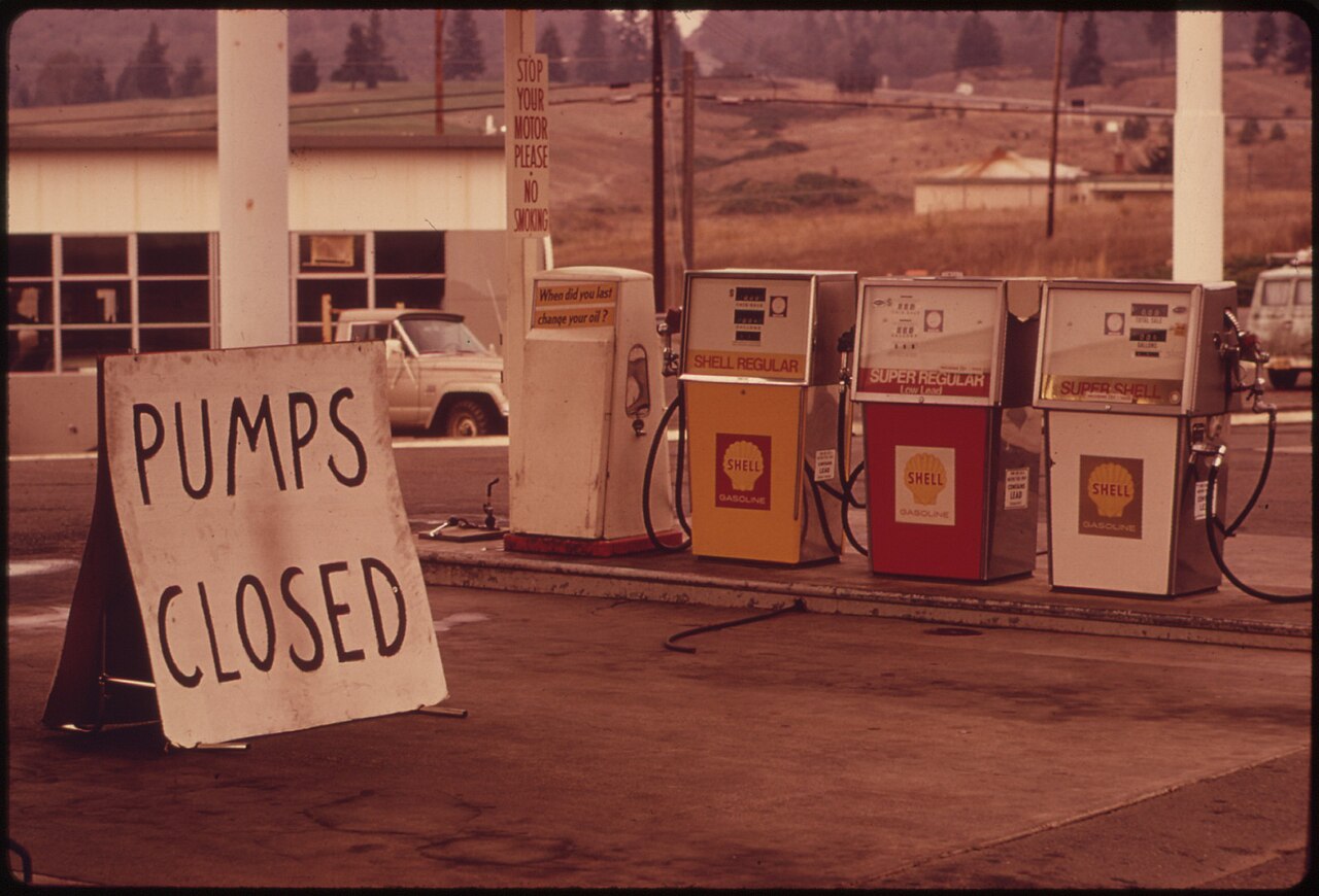 Drivers lining up for scarce gasoline during the 1973 oil crisis, the textbook example of cost-push inflation