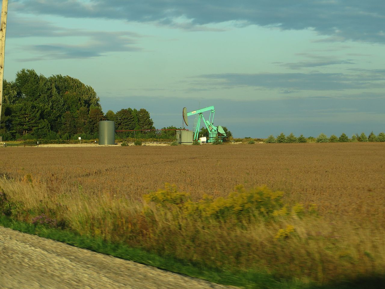 An oil pumpjack extracting crude, illustrating the energy supply shocks that trigger cost-push inflation